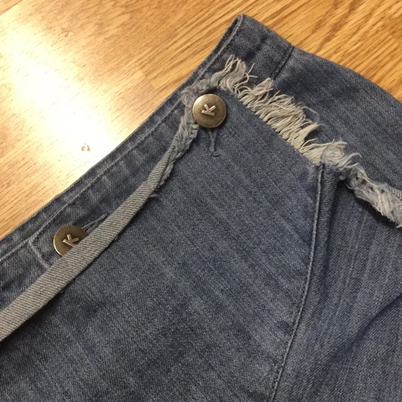 A blue denim skirt - Picture 2 of 6